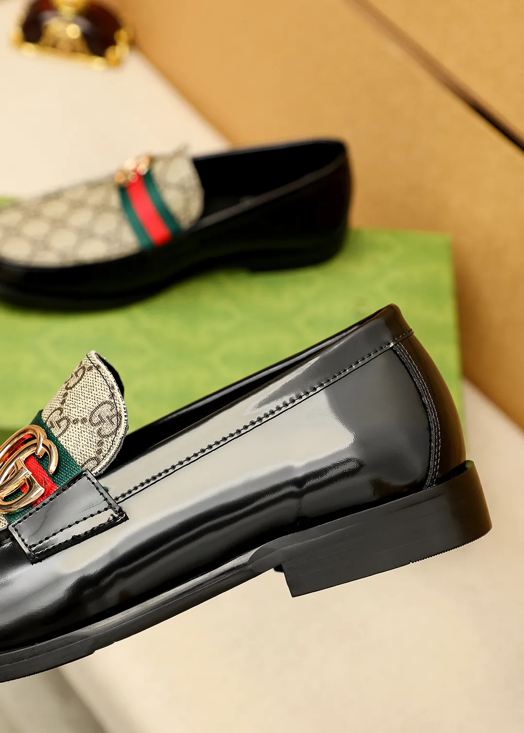 Men's shoes 💰480 💐 Product trademark: GUCCI "Gucci" casual leather shoes Regular size: 38-44 (45.46🉑️customized) Product materials: Selected imported first-layer calfskin embossed upper + luxury hardware buckle, imported water-dyed cowhide leather lining. Strong three-dimensional visual effect, original outsole color: 2 colors available